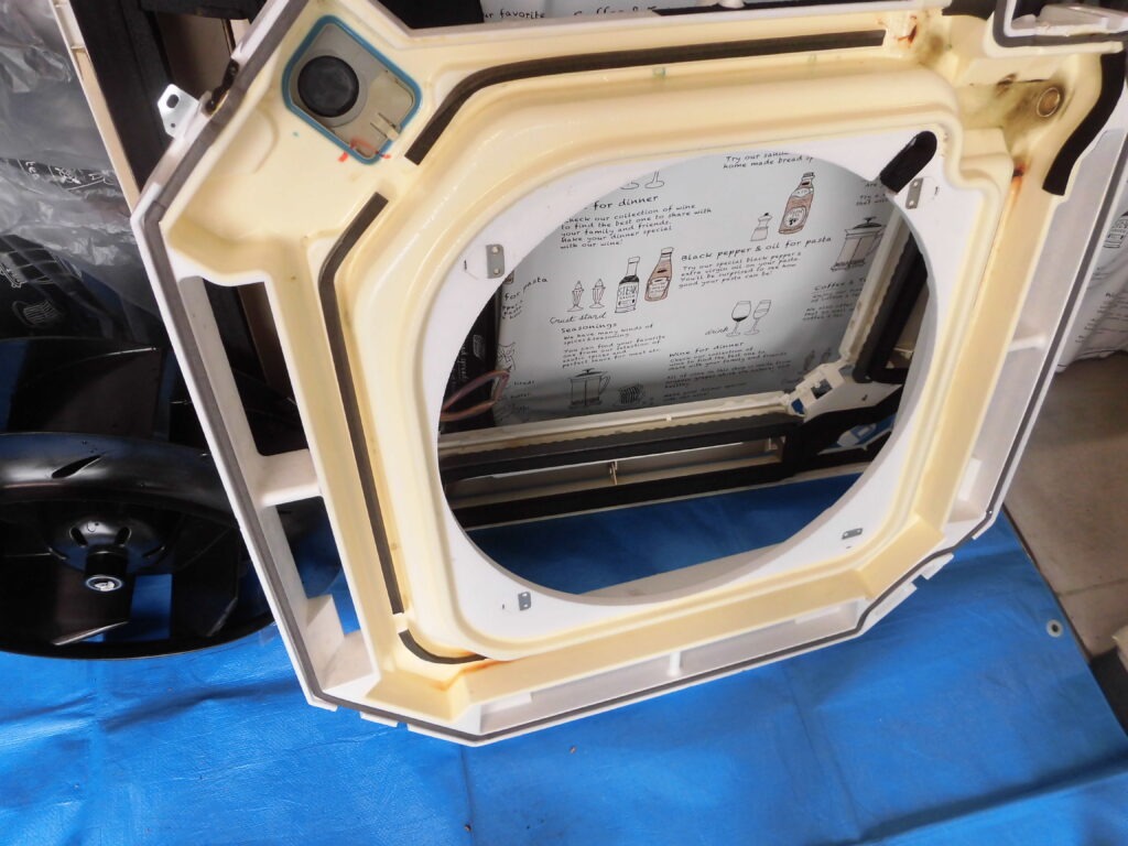 生駒市・橿原市・大和郡山市・大和高田市・香芝市の店舗で業務用エアコンクリーニング後に取り外したドレンパンやパネルを洗浄した状態