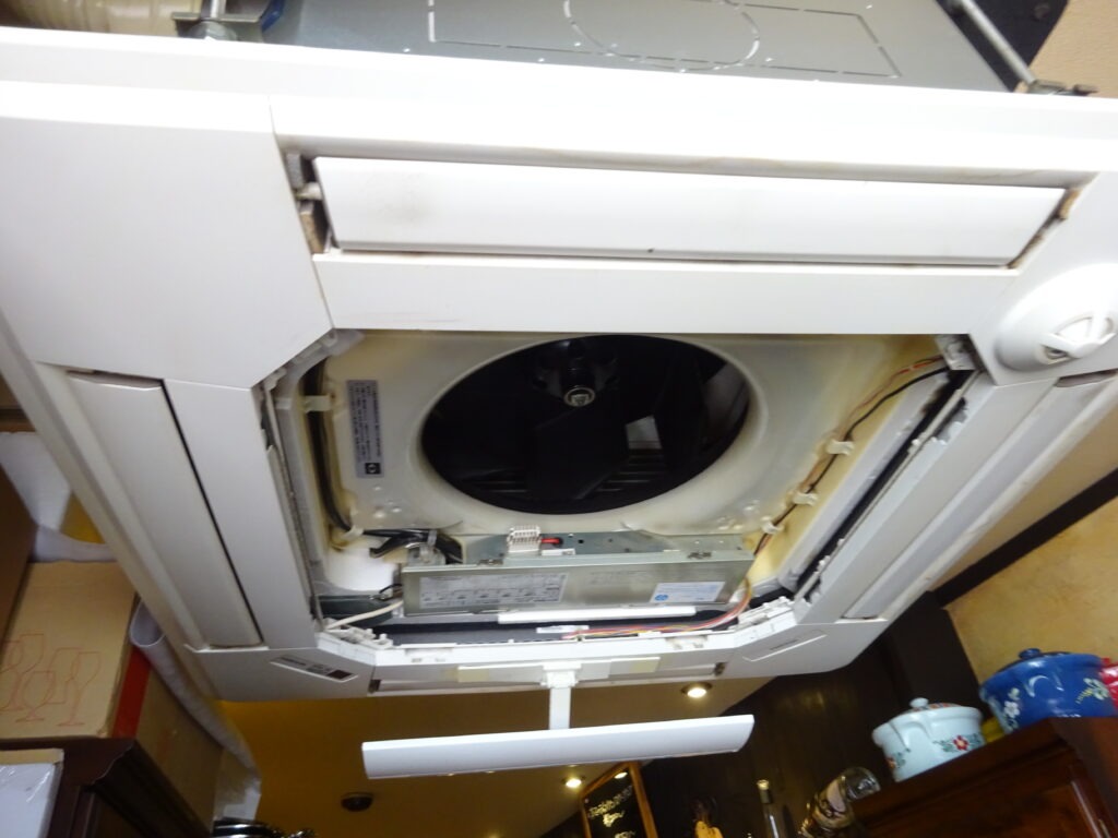 生駒市の飲食店に設置された天井カセット型業務用エアコンの洗浄前