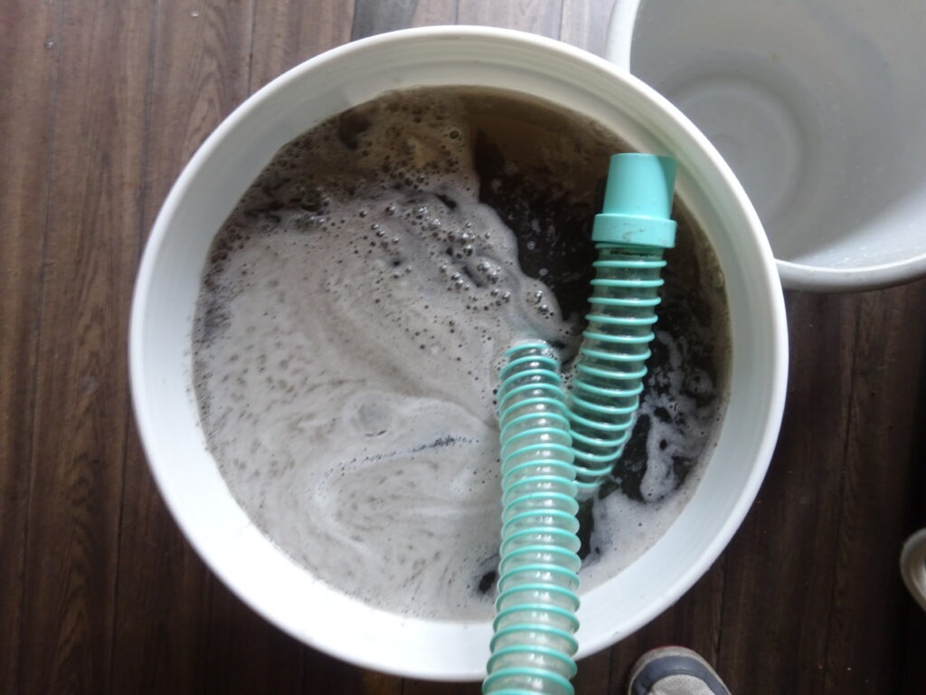 生駒市の飲食店で業務用エアコン内部を高圧洗浄している様子