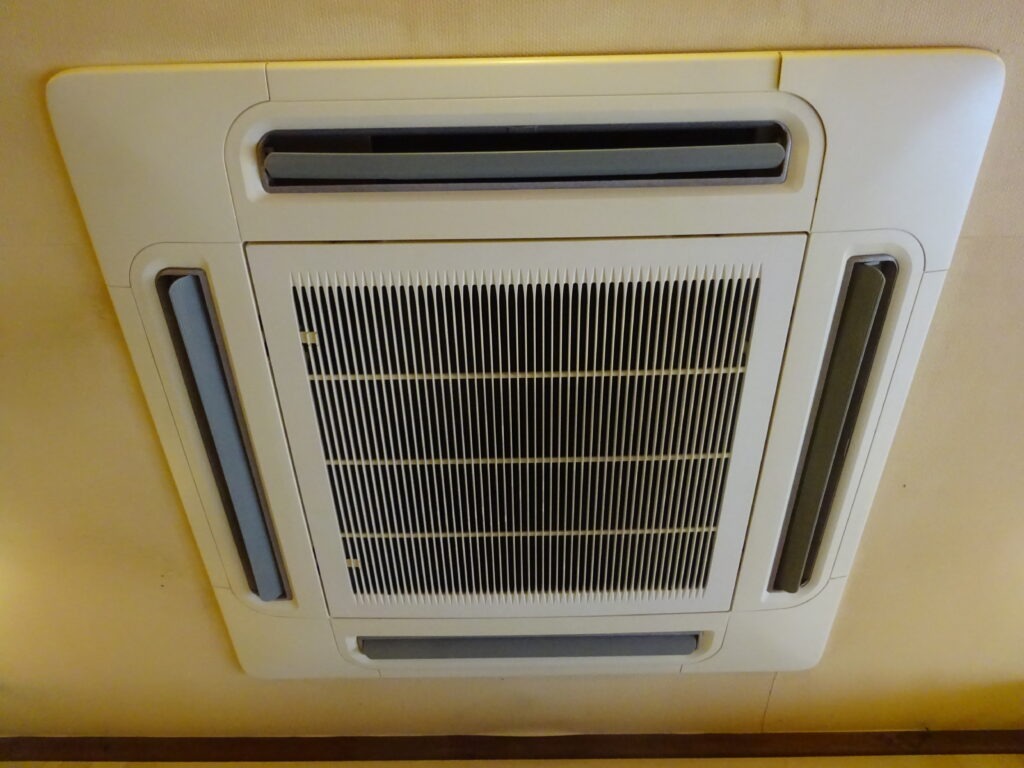 橿原市の美容室で業務用エアコン外観確認