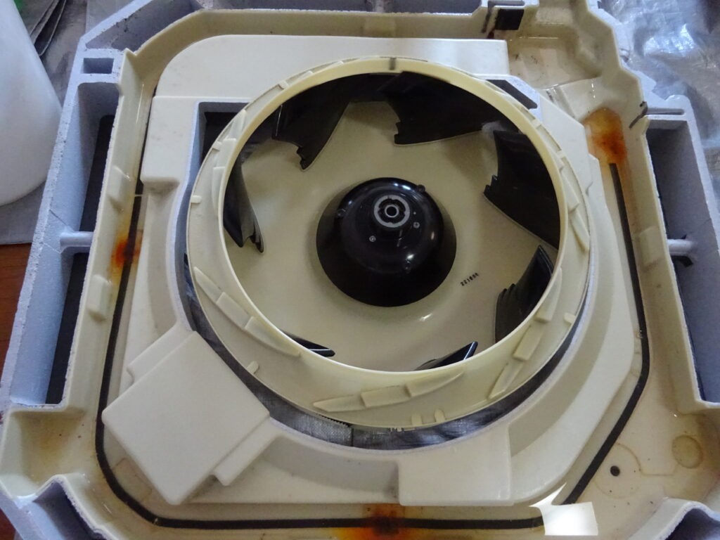 大和郡山市のオフィスに設置された業務用エアコンの洗浄前