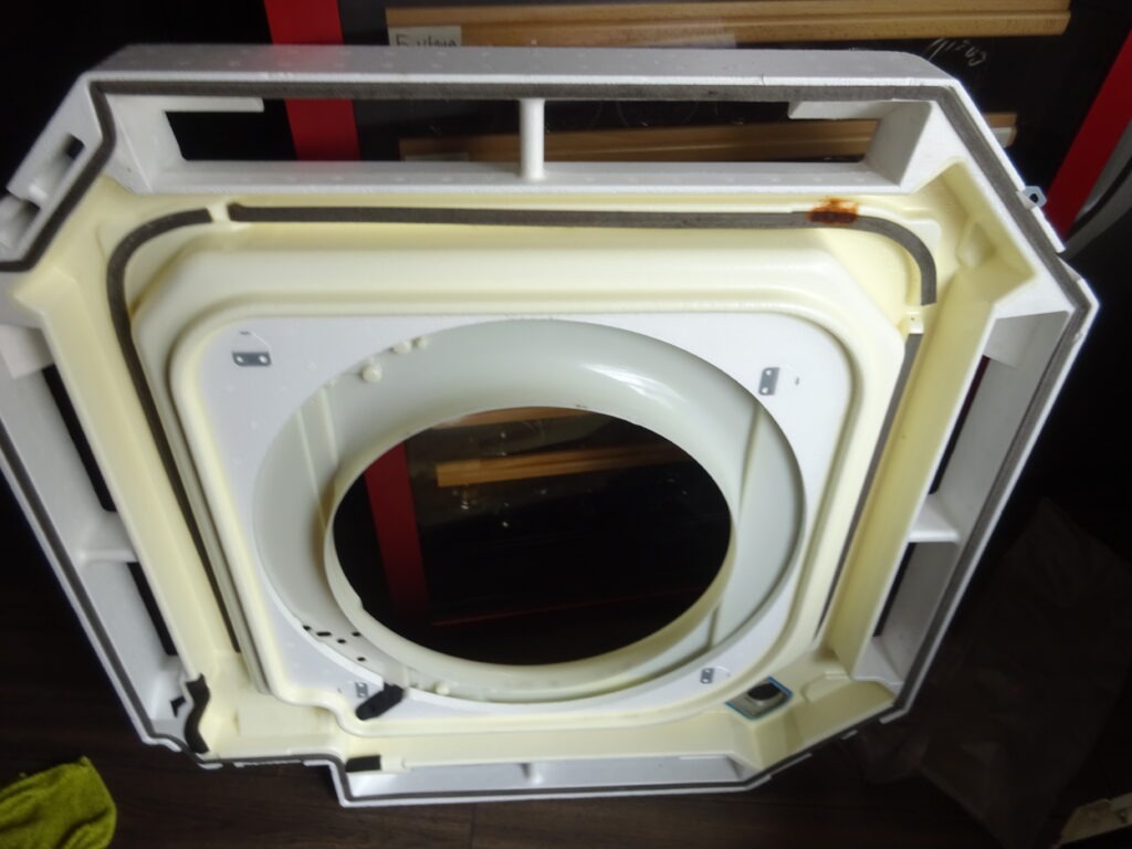 生駒市の店舗で業務用エアコン分解作業