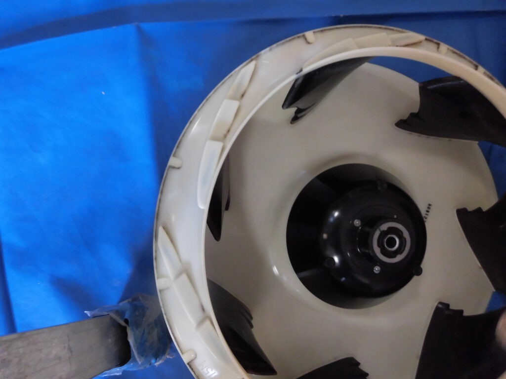 奈良市の業務用エアコンクリーニング 送風ファン分解作業