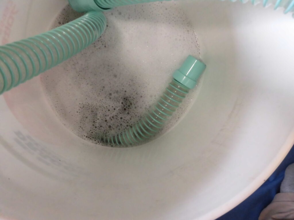 奈良市の業務用エアコンクリーニング 高圧洗浄で出たエアコン内部の汚水