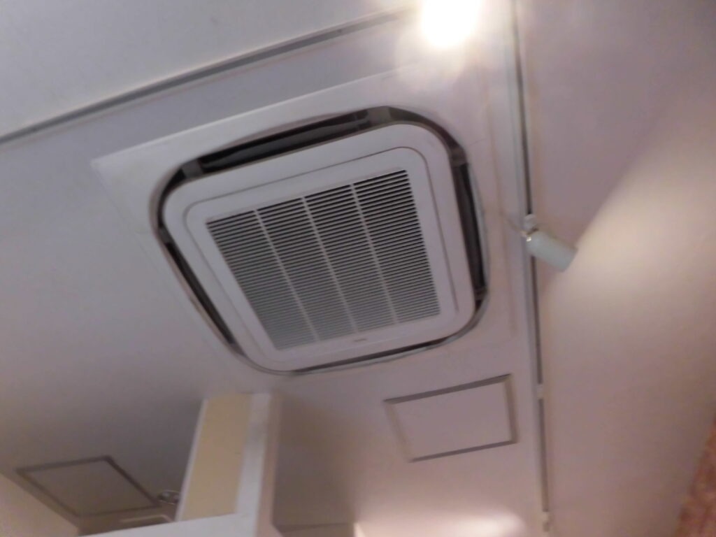 奈良市の飲食店 天井カセット型業務用エアコンクリーニング・洗浄 作業前