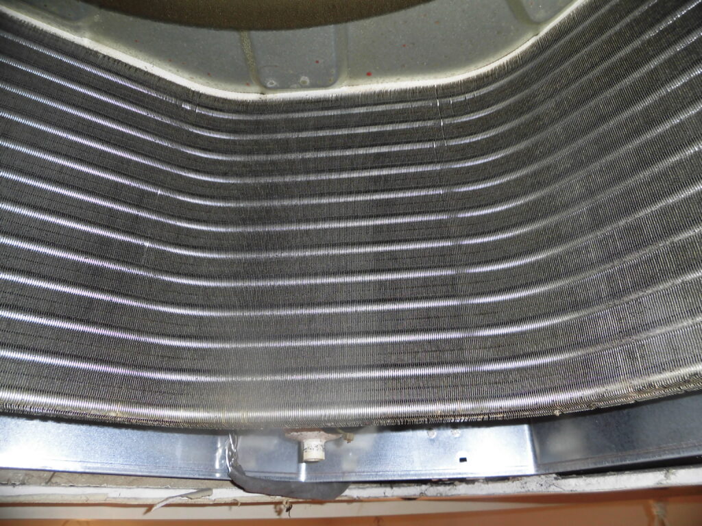 奈良市の飲食店 天井カセット型エアコン分解作業