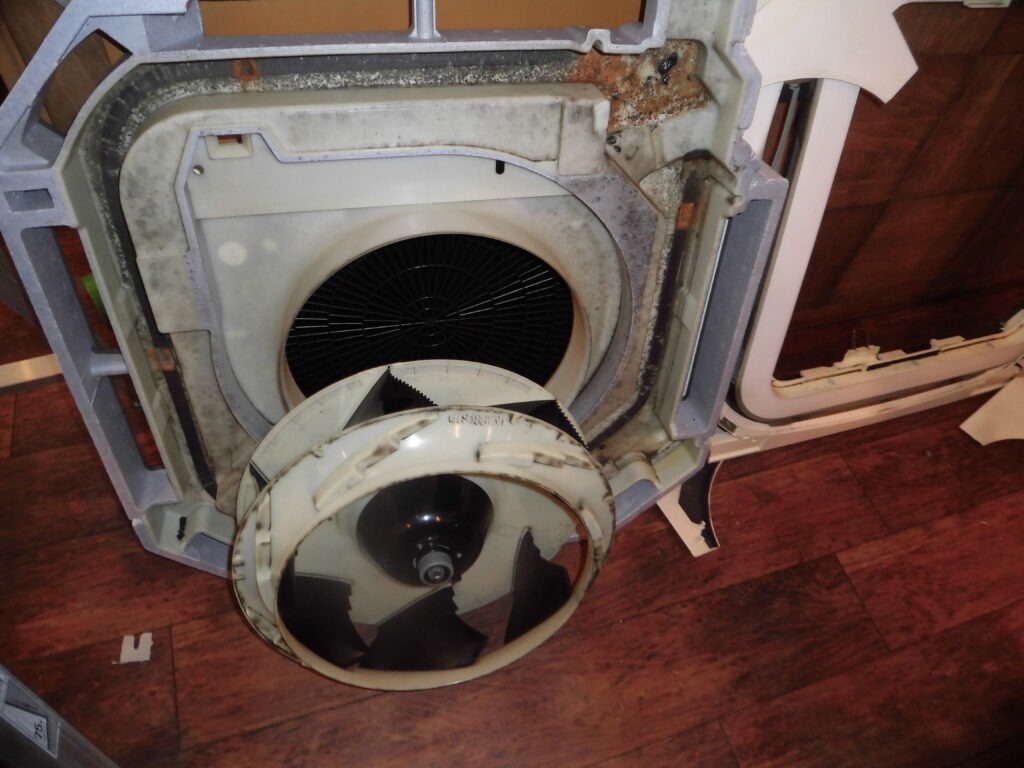 奈良市の飲食店 業務用エアコン内部 高圧洗浄