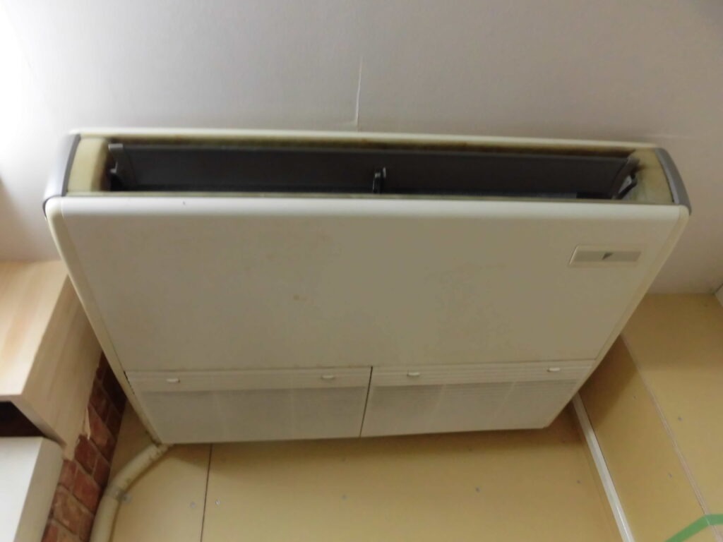 奈良市のオフィス 天吊り型業務用エアコンクリーニング 作業前