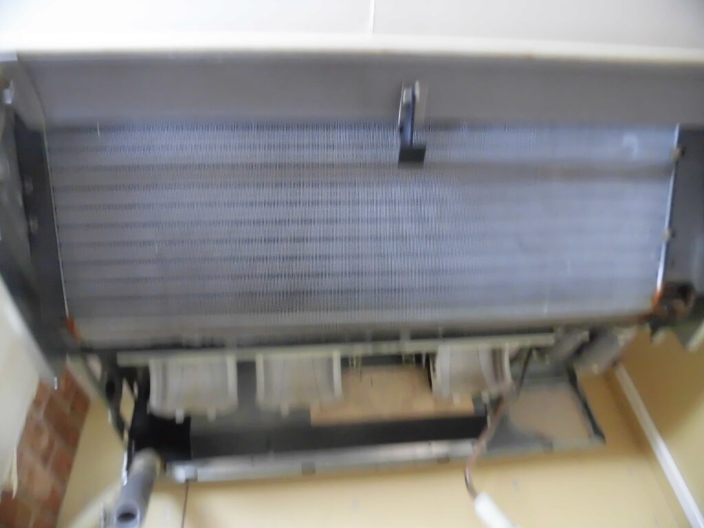 奈良市のオフィス 天吊り型エアコン分解作業