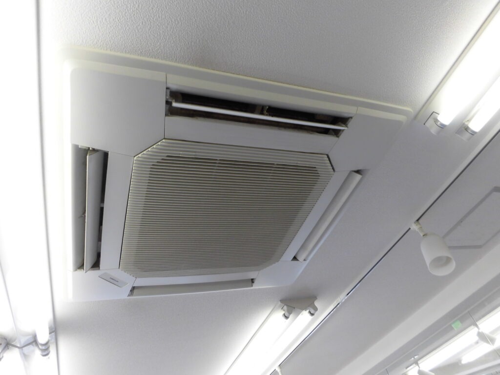 奈良市の美容室 天井カセット型業務用エアコンクリーニング 作業前