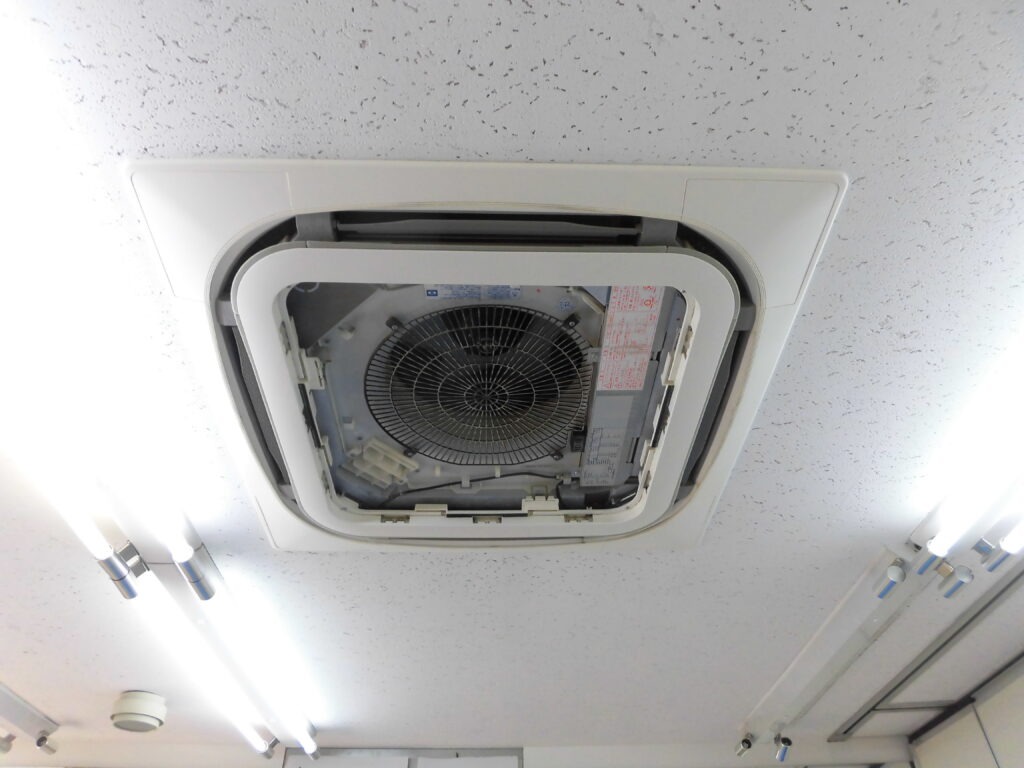 奈良市の店舗 業務用エアコンクリーニング 作業前