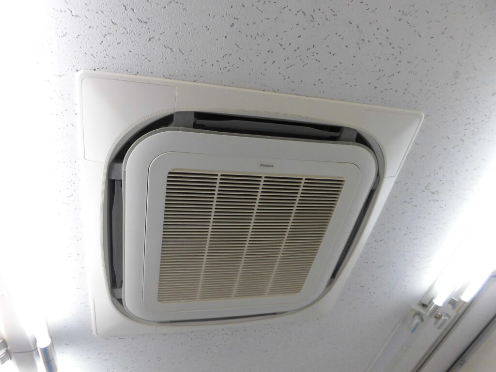 奈良市の商業施設 業務用エアコンクリーニング 作業前
