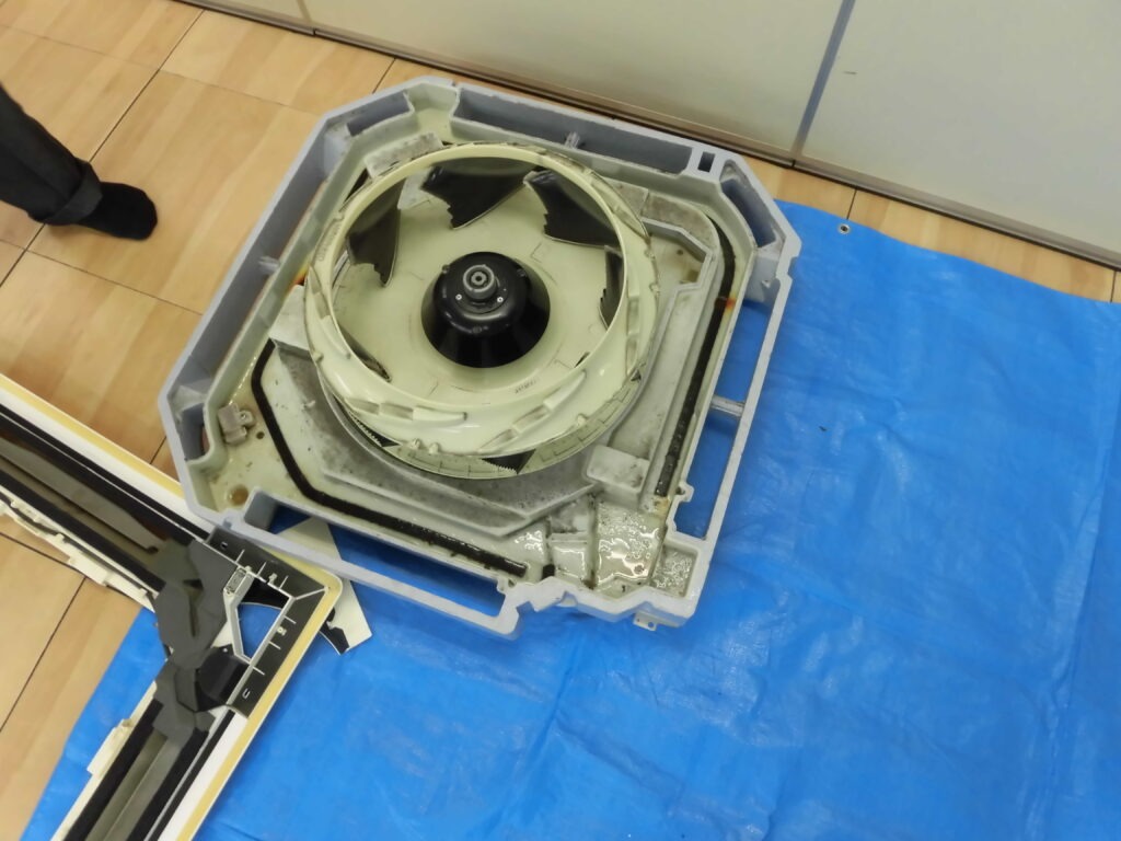 奈良市の商業施設 エアコン分解作業