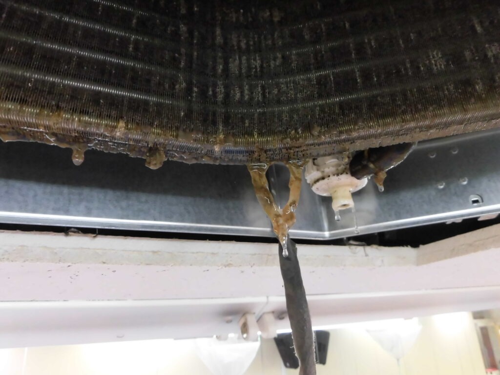 奈良市の事務所 エアコン分解作業