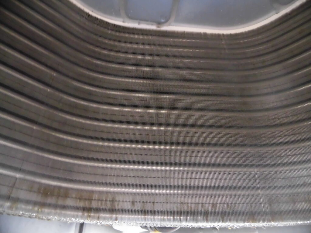 奈良市の商業施設 エアコン内部高圧洗浄