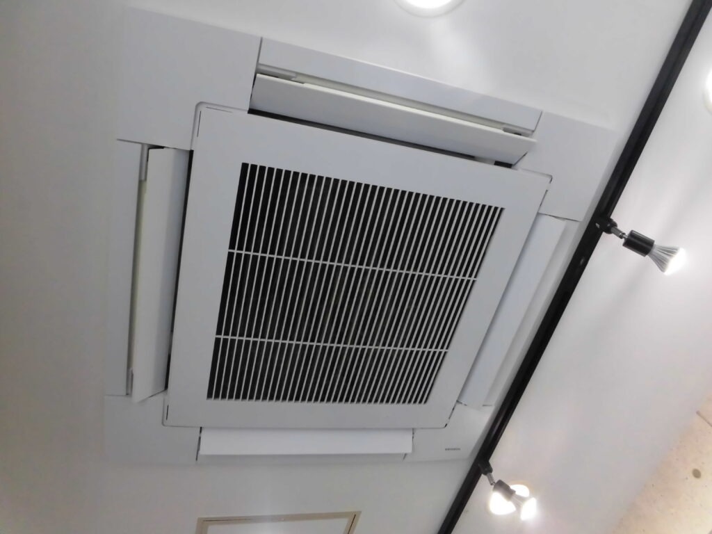 奈良市の飲食店舗 天井埋め込み型業務用エアコンクリーニング 作業前