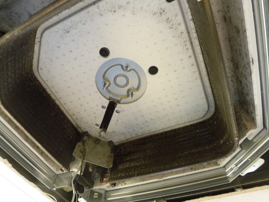 奈良市の店舗 天井カセット型業務用エアコンクリーニング 作業前