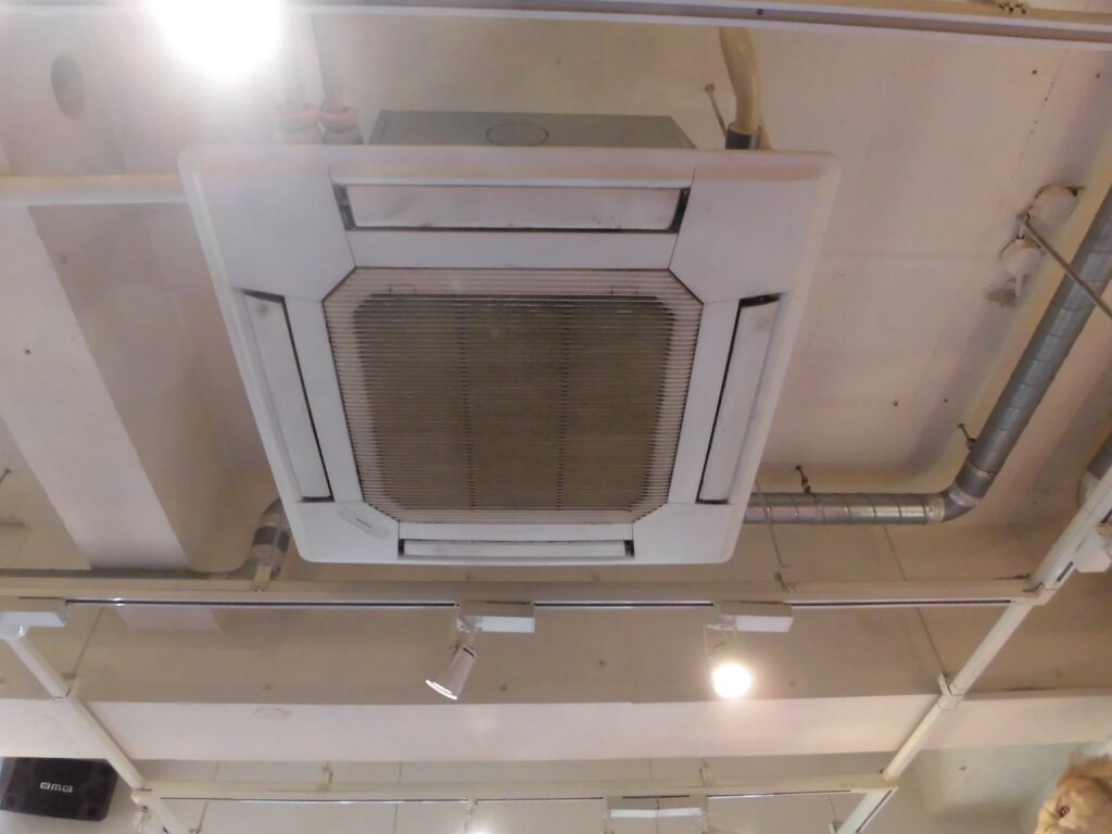 奈良市のオフィスビル 業務用エアコンクリーニング 作業前