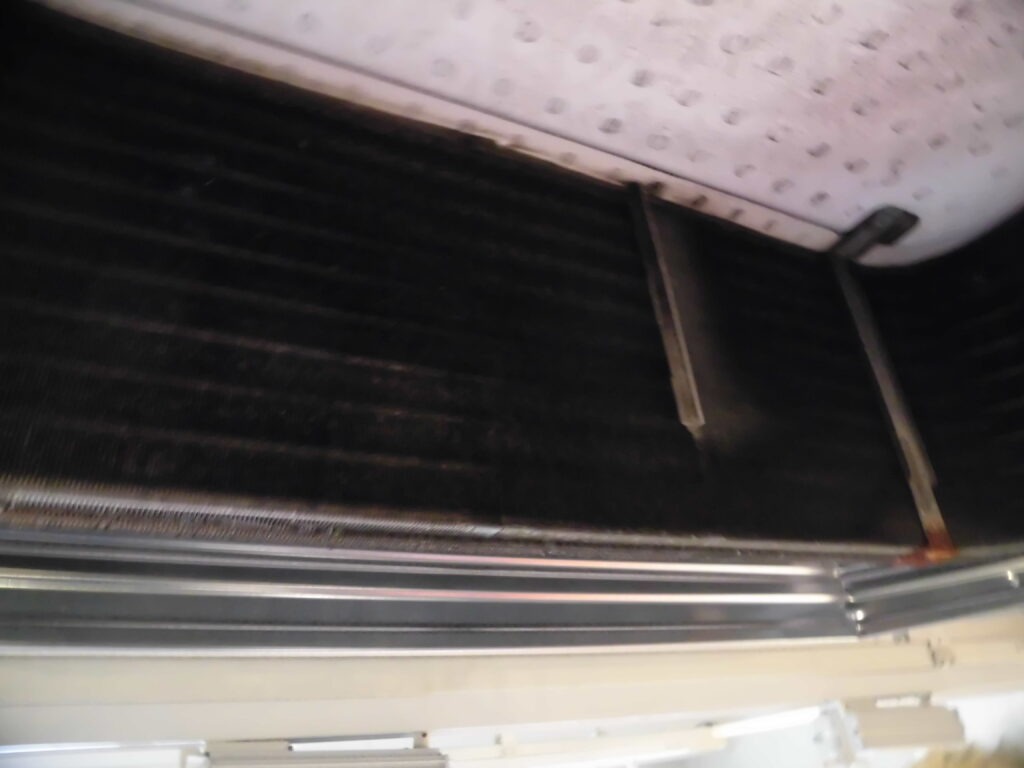 奈良市のオフィスビル エアコン内部高圧洗浄