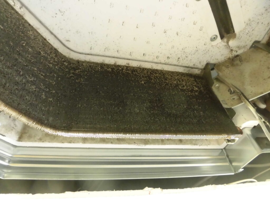 奈良市の美容室 エアコン分解作業