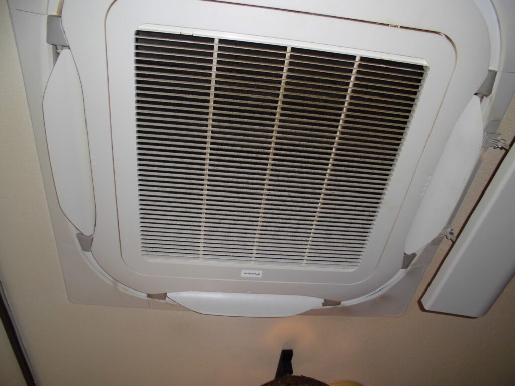 宇治市の美容室 業務用エアコンクリーニング 作業前