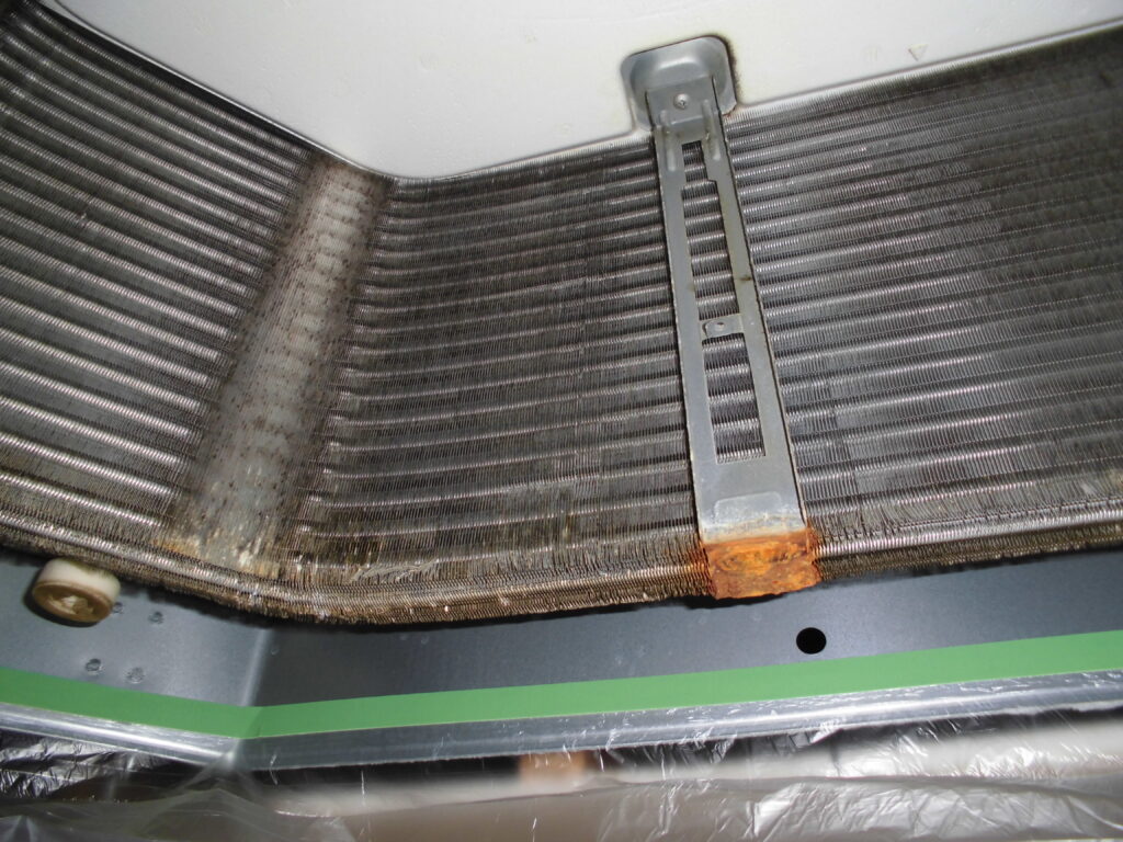 宇治市の美容室 エアコン分解作業