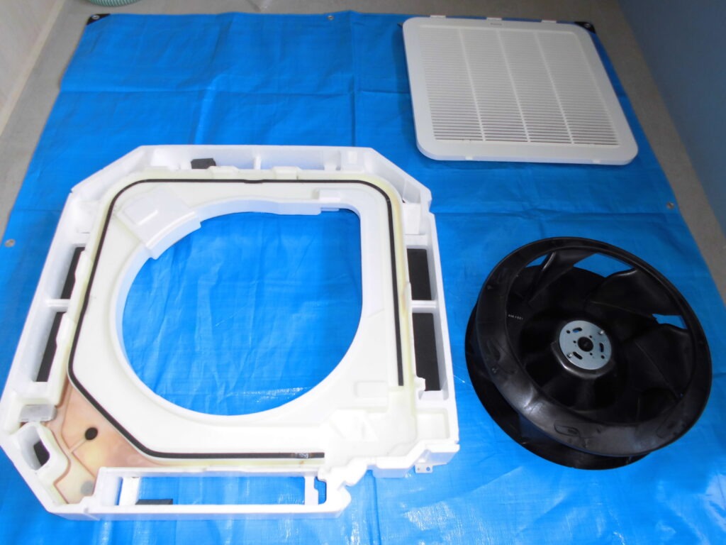 宇治市の介護施設 エアコン分解作業