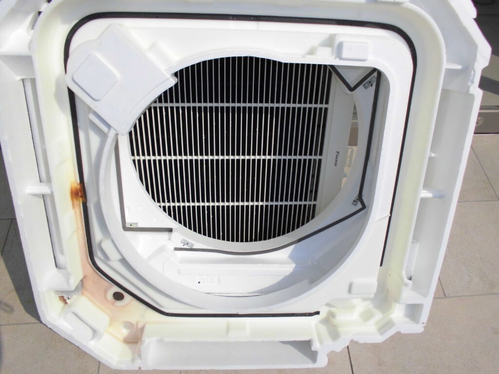 宇治市の飲食店 天井カセット型エアコン分解