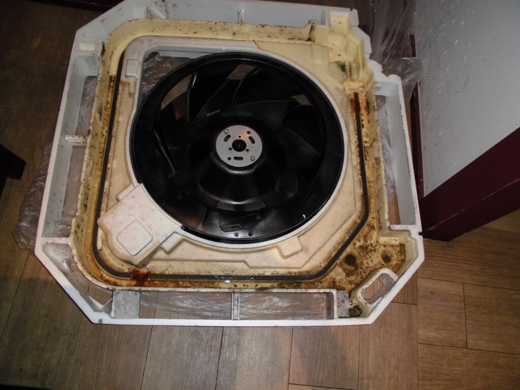 宇治市のオフィスビル エアコン分解作業