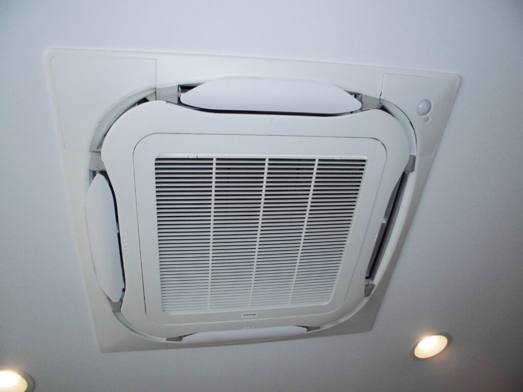 宇治市の業務用エアコンクリーニング 作業前の天井カセット型エアコン