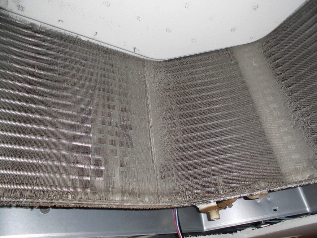 宇治市の業務用エアコンクリーニング 洗浄前の熱交換器フィンの汚れ