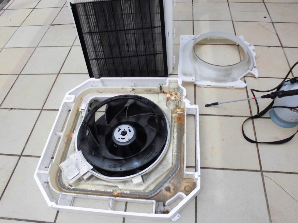 宇治市の業務用エアコンクリーニング エアコン内部部品の分解作業