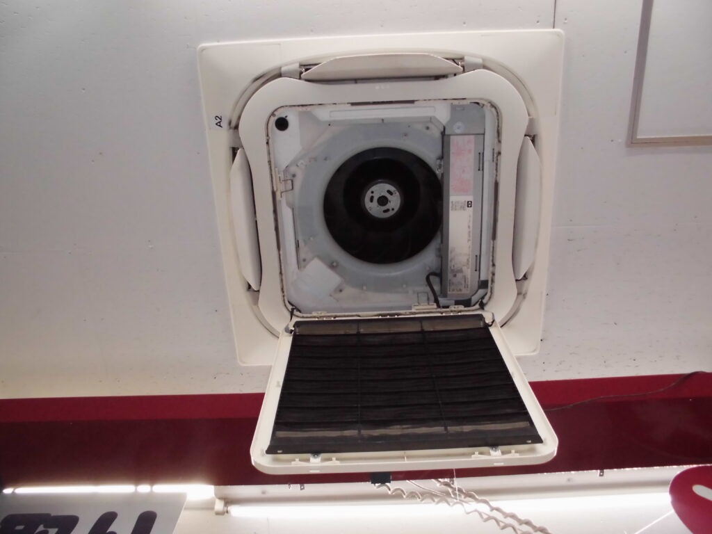 宇治市の事務所 業務用エアコンクリーニング 作業前