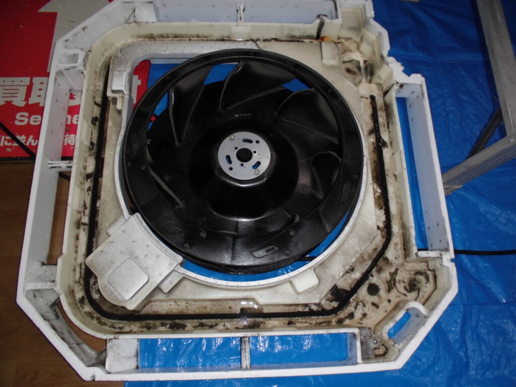 宇治市の事務所 エアコン分解作業