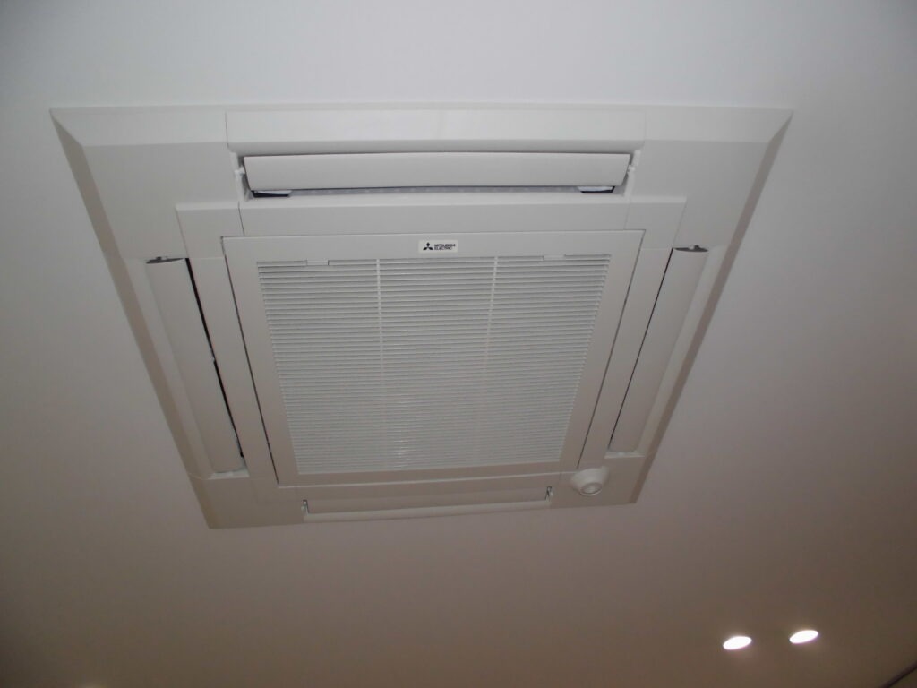 宇治市の飲食店厨房 業務用エアコンクリーニング 作業前