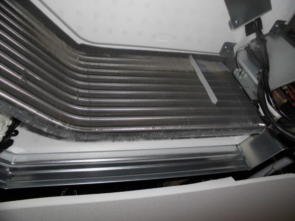 宇治市の飲食店厨房 エアコン分解作業