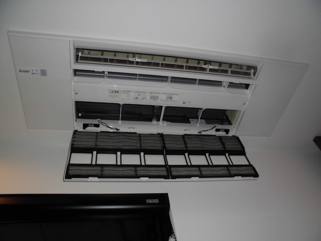 宇治市の工場 エアコン分解作業