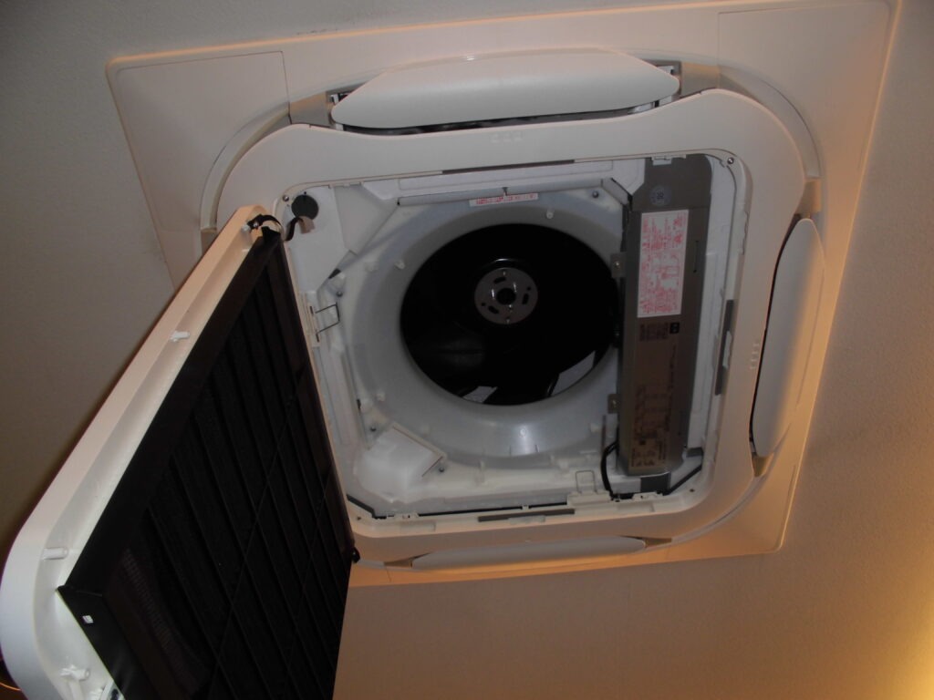 宇治市の学校施設 業務用エアコンクリーニング 作業前