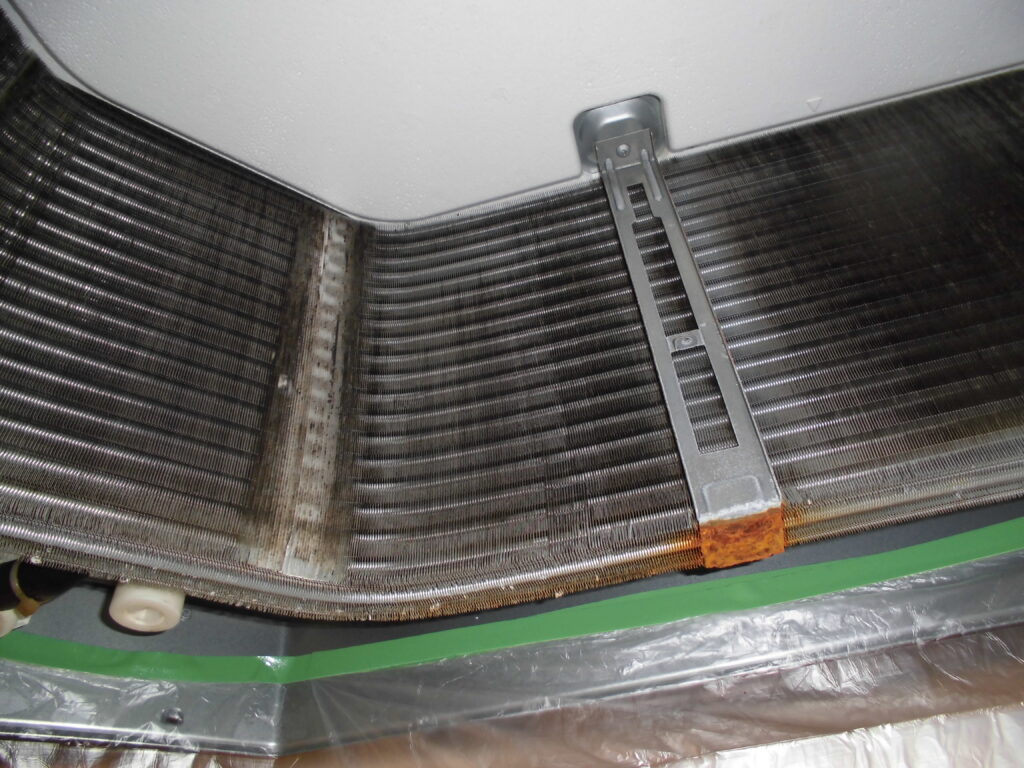 宇治市の学校 エアコン分解作業