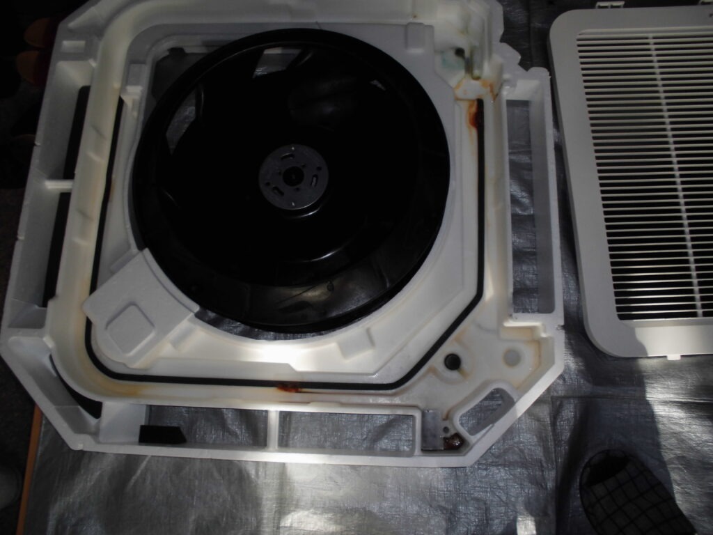 宇治市のホテル エアコン分解作業